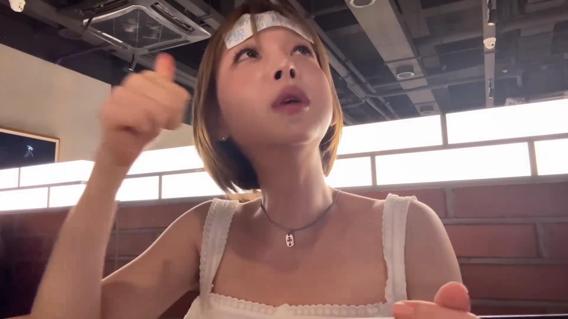 韩国美女到上海旅游，从没吃过羊肉串，一口惊得嘴都合不上了！
韩国美女在上海旅游，