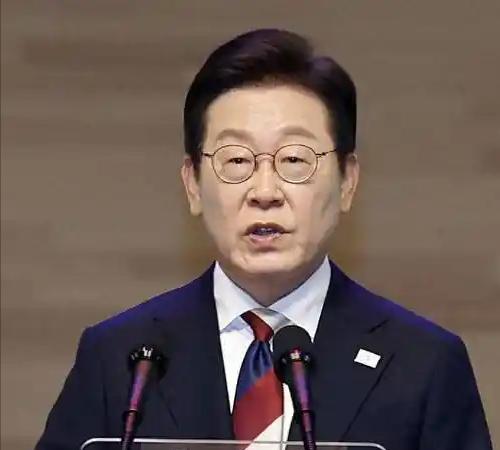 就在李在明还在为“不参加阅兵”找借口时，我们中方，突然干了一件让他“后背发凉”的