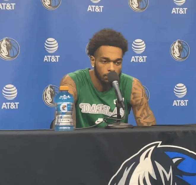 NBA常规赛，独行侠将在主场对阵太阳。
赛前，独行侠球员PJ-华盛顿接受了记者采