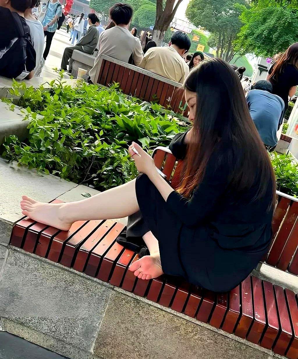 其实我真的很难理解在公众场合光着脚放在凳子上的行为的，挺好的一个女孩子，这样真的