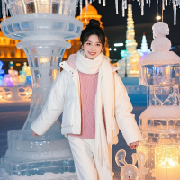 衣襟上已经别好了晚霞