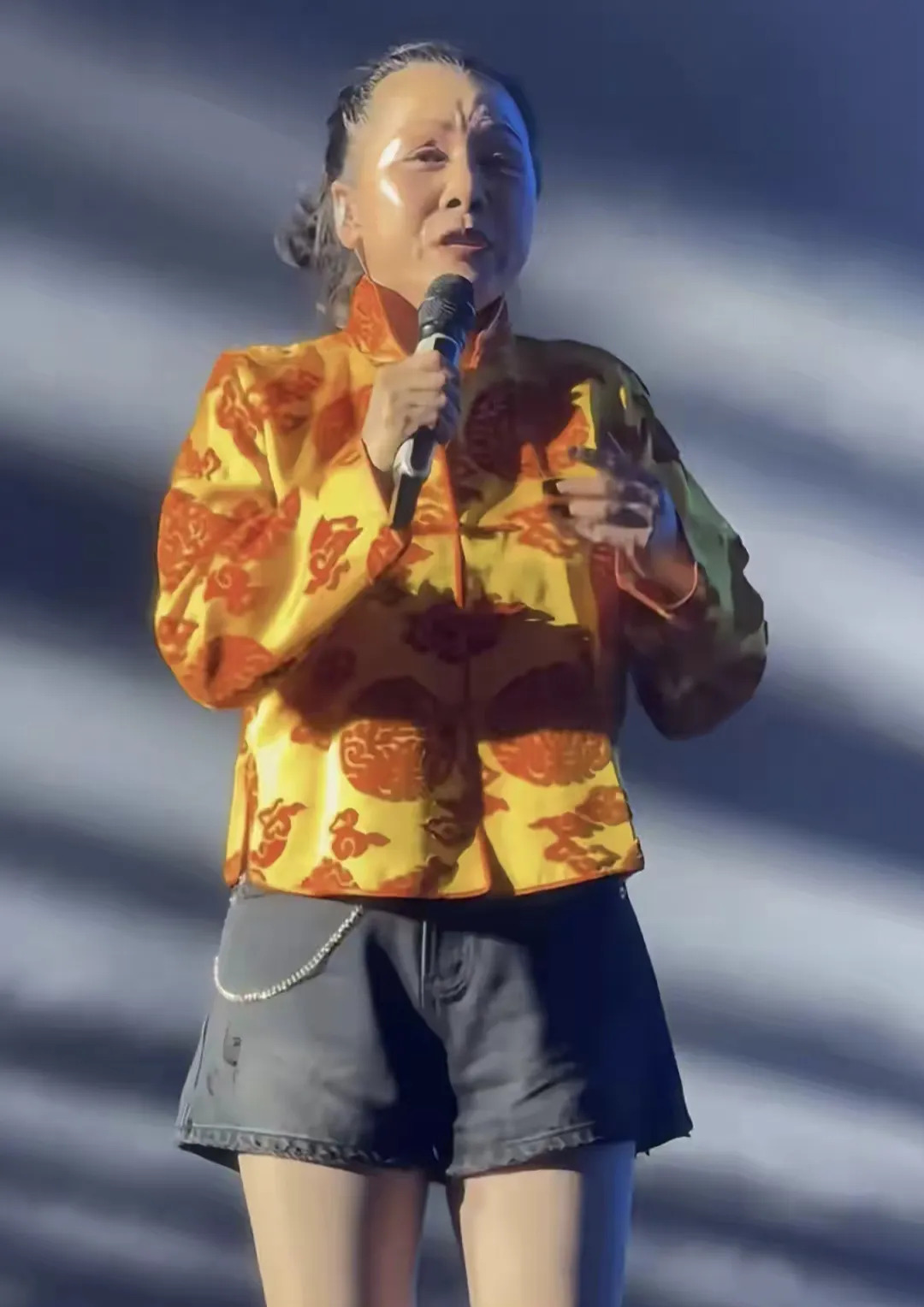 田震演唱会状态引争议











天啊！不敢相信！曾经的歌坛天后田震，