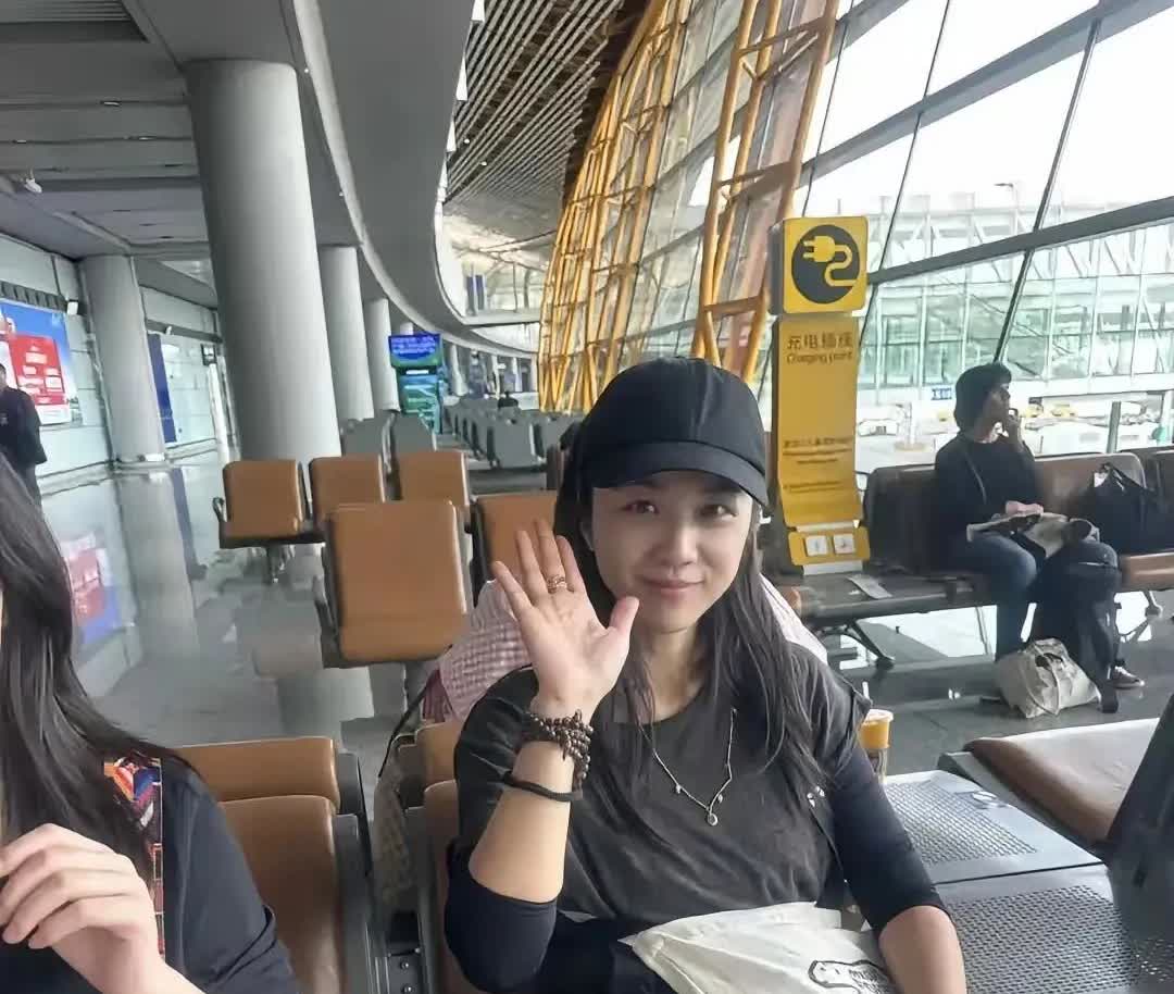 网友在北京机场偶遇汤唯，人不但长得美，而且还很随和平易近人，网友跟她热情打招呼，