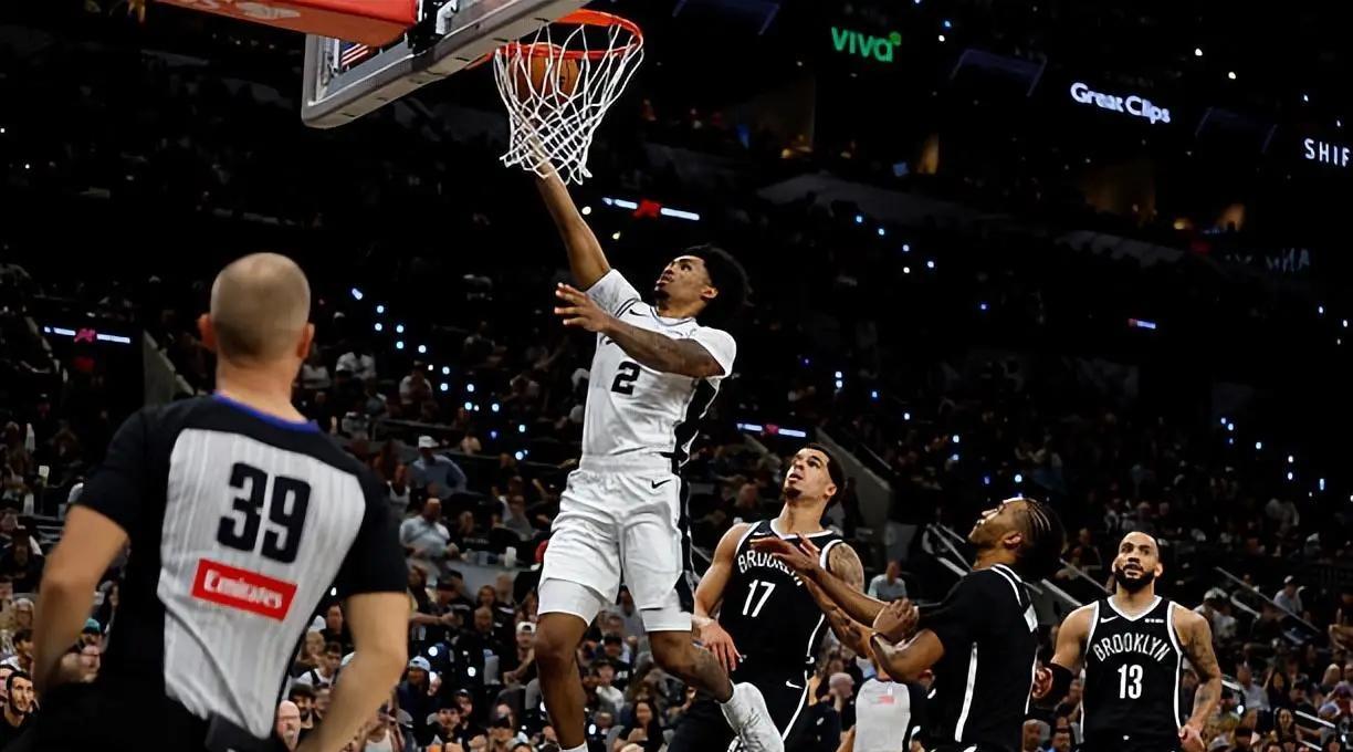 马刺107-101热火。马刺榜眼哈珀10投5中，三分5中2、罚球2中1拿到13分