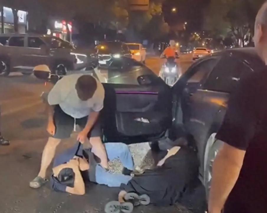 “这出轨下场太惨了！”最近，杭州一名男子晚上骑电动车出门，结果在酒店门口，活生生