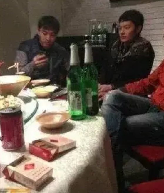 ★5种抽烟人的习惯，能准确看人品★

①身上从来不带烟，也从来不买烟，别人发烟就