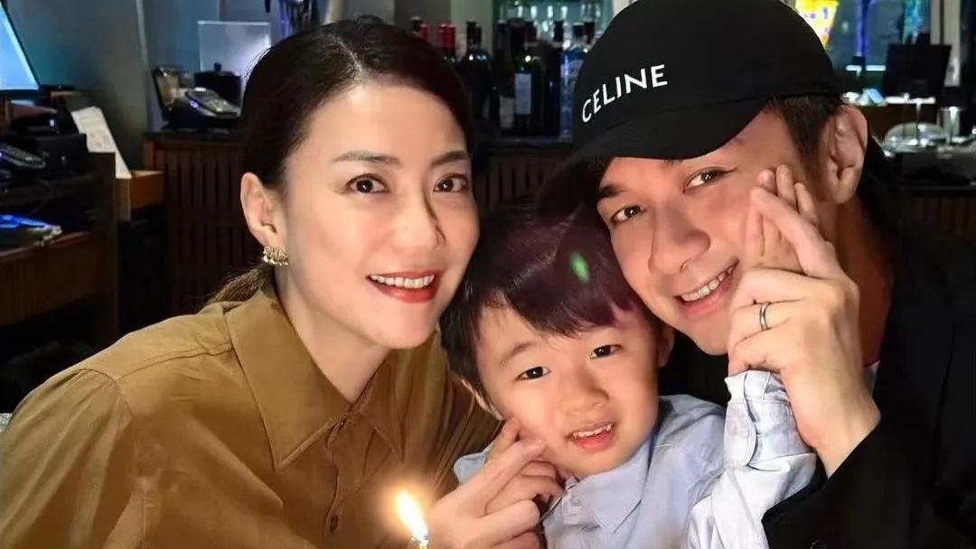 古巨基：与大4岁经纪人相爱20年结婚，妻子52岁为他生子，如今儿子照片曝光、长相随妈