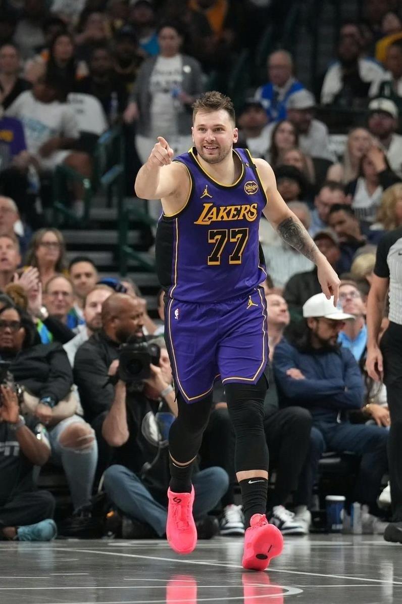 东契奇尴尬了
ESPN近日邀请20名教练、球探和高管对新赛季MVP进行了投票，最