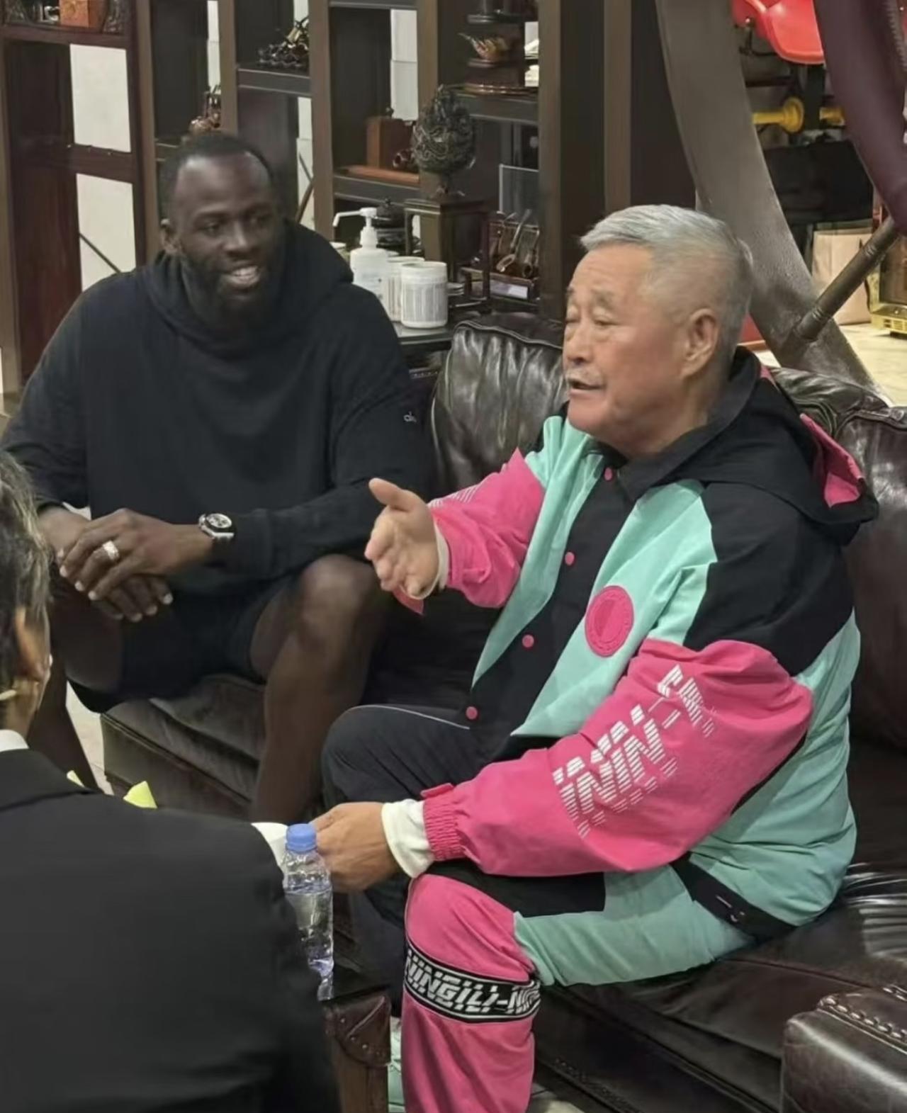 近日，赵本山与郭艾伦相聚，老乡之间，有说有笑叙旧的画面。
郭艾伦休赛期回家乡辽宁