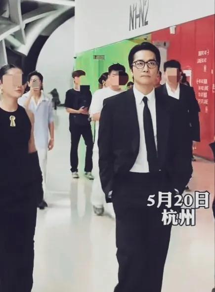 韩星宋承宪空降杭州，已经不再年轻！嘴角下垂，处显皱纹。但更加稳重，气质儒雅，特别
