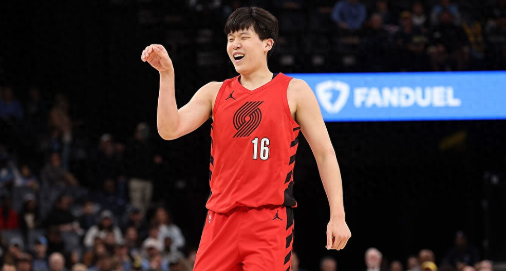 据波特兰开拓者跟队记者Sean Highkin报道，开拓者中锋杨瀚森今日不适，并