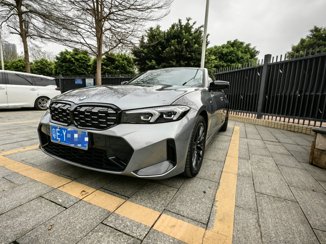 颜色的选择
关于颜色，选摩天灰还是挺不错的，至今还是非常满意。优点是耐脏，很久不