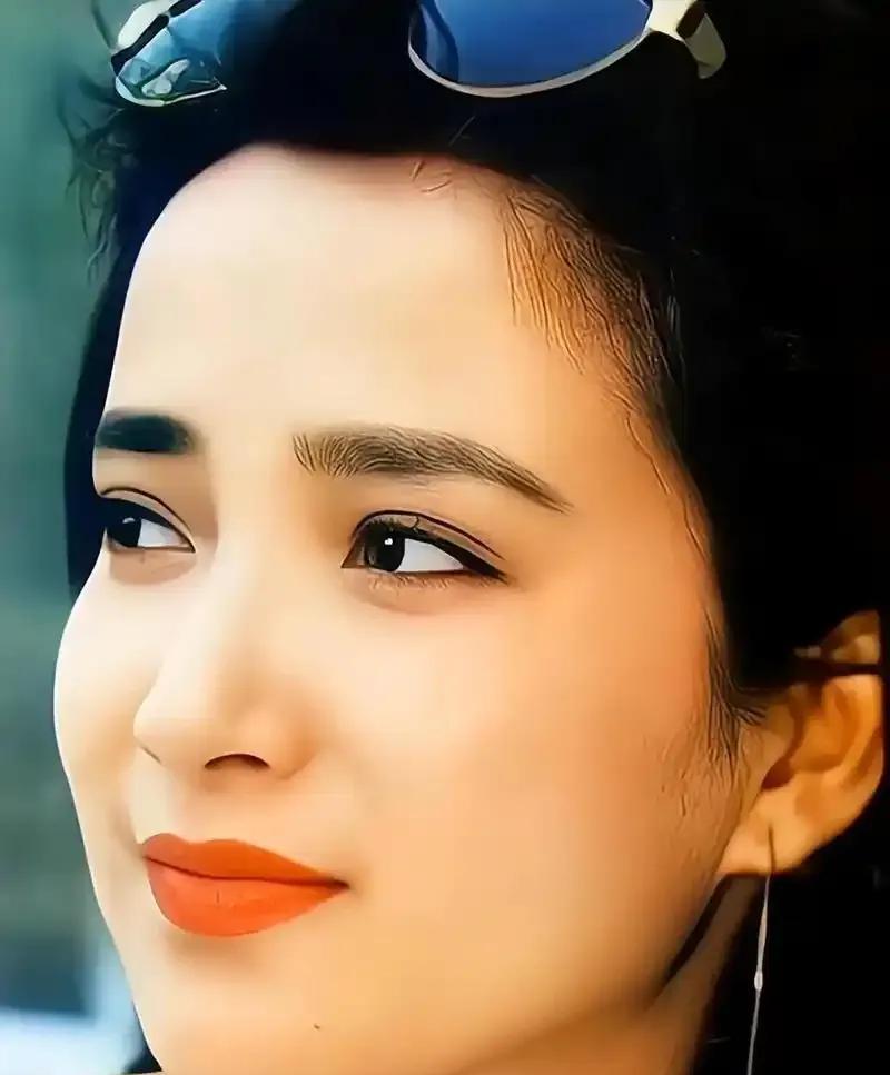 何晴将5年青春付与刘威，后为许亚军诞下儿子又离婚。淡出银幕后，她虽历经情感波折，