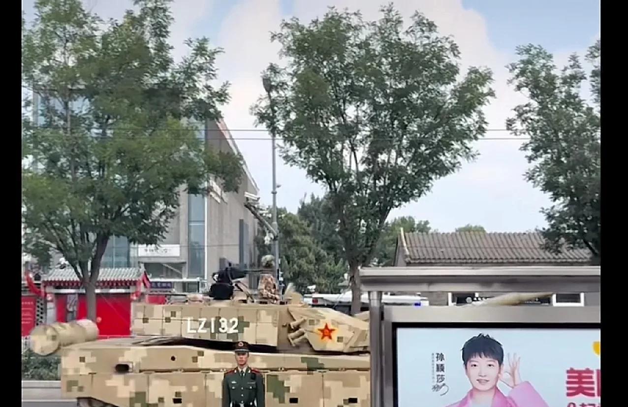 这张照片拍得多好，把我喜欢的人和保护我们的人，还有引以为傲的新装备都拍到了一起。