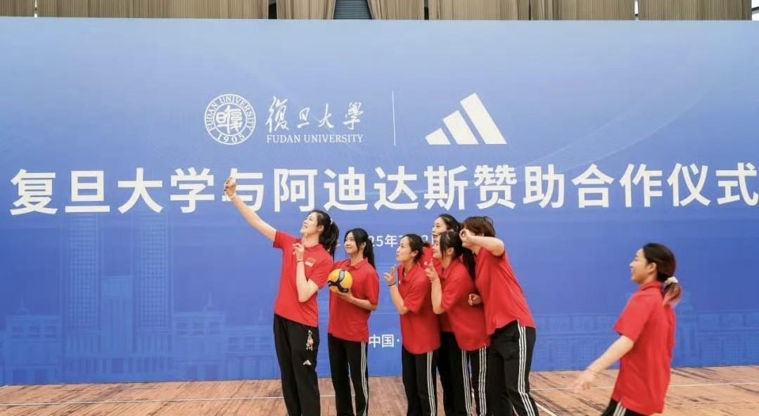 李盈莹闪现复旦大学！队员们都在北京备战第三周美国阿灵顿站的比赛，妹妹李盈莹一个人