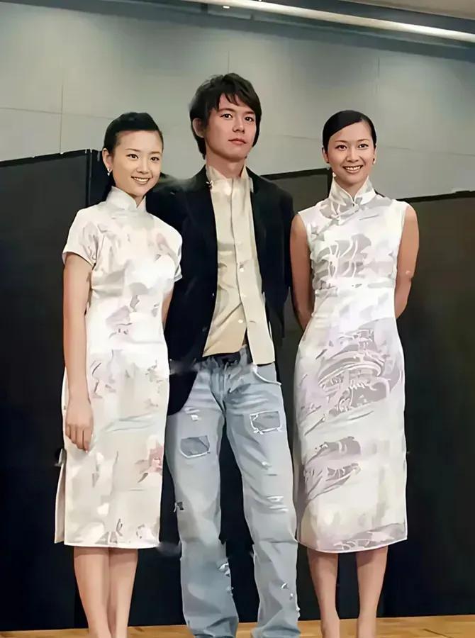 徐静蕾和董洁中间的这位男士是谁？董洁和徐静蕾站在两侧，穿着白色的旗袍，头发高高盘