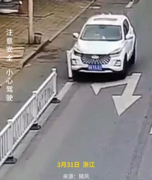 一辆小车缓慢驾驶在马路上，期间便连续撞倒数节护栏后停下，路边一男子见状后以为是司