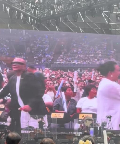 又说张兰“抢戏”了？这次真的冤枉她了
 姜育恒演唱会中场休息，镜头偶然扫到台下的