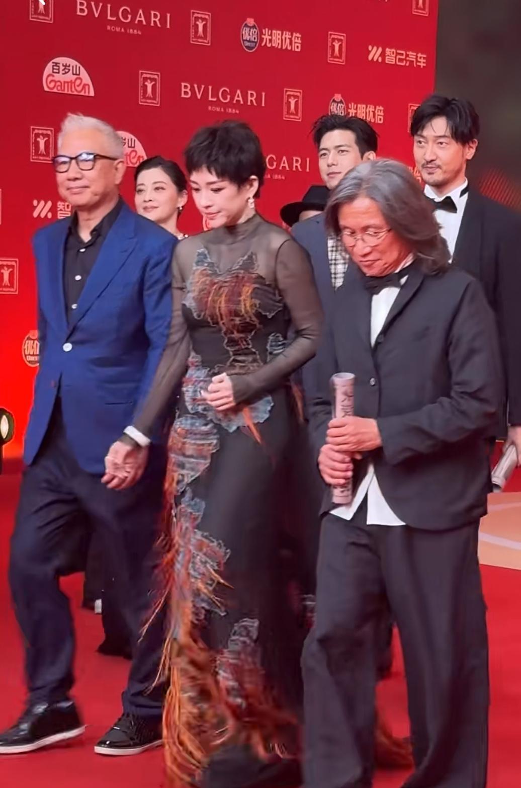 这个配置好像和去戛纳电影节的差不多啊，多了几个人…[不看]
章子怡这个短发浓妆太
