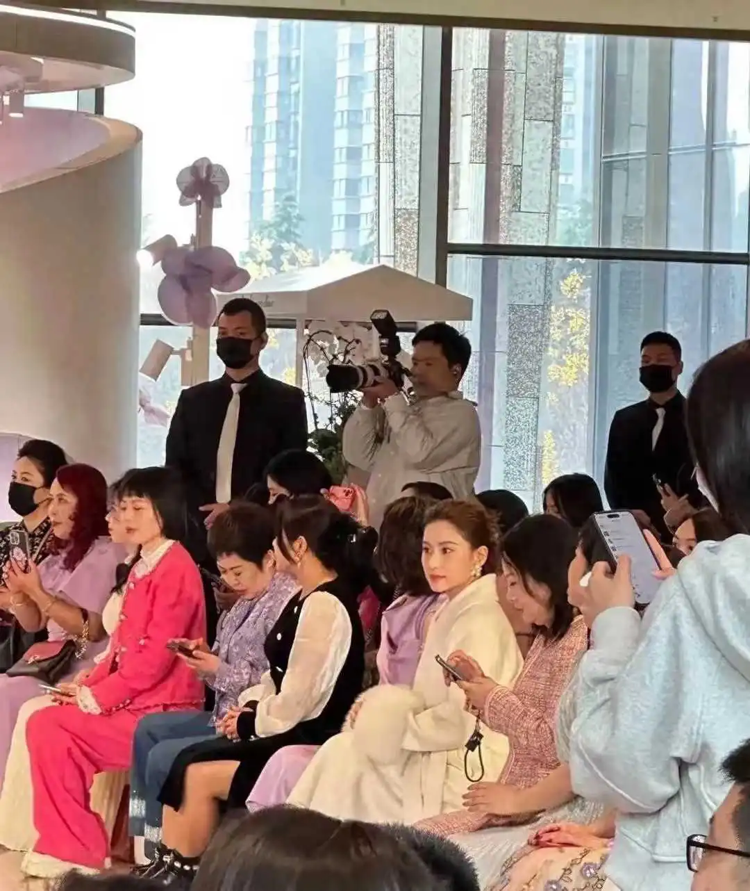 何超莲出席活动 一个人孤零零呆坐着，很尴尬