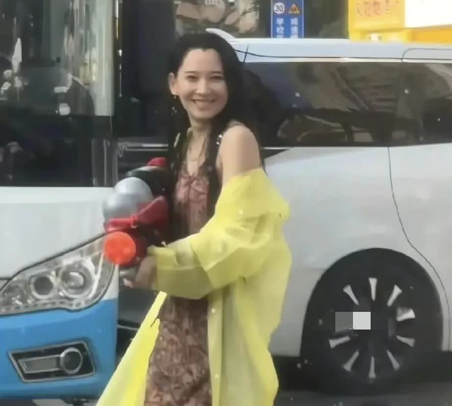 汪峰女友被围攻！
汪峰女友森林北在西双版纳泼水节玩疯了！被众人围攻泼水也不恼火