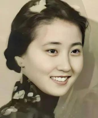 她是钱学森一眼万年的女人！蒋英——民国真正的名媛！才华集美貌一身！父亲是蒋百里、