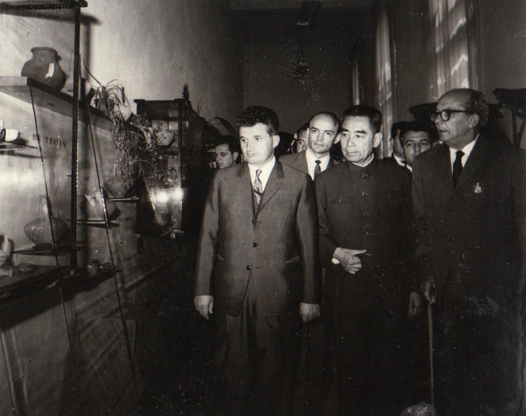 1966年， 参观罗马尼亚康斯坦察考古博物馆的周恩来总理。 