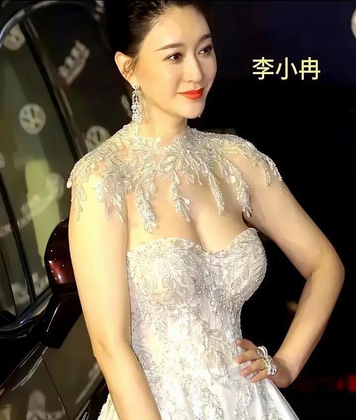 一直看到过有人在吹捧她的颜值，这样认真看，除了皮肤长的白，真不觉得她那里美，算不