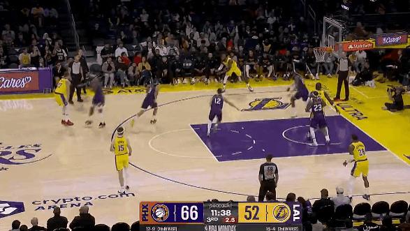 开场就失误！詹姆斯晃飞防守不出手，下半场第一攻24秒违例