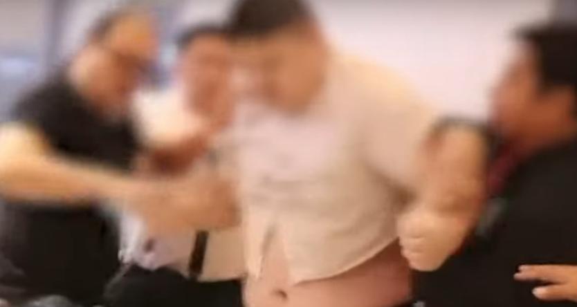 中国男子暴力袭击菲律宾国调局特工。
菲律宾国家调查局（NBI）三名特工在帕拉纳克