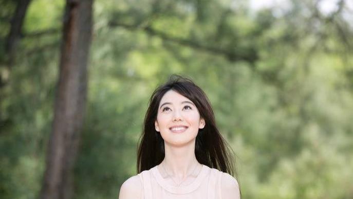 王冠夫妇甜蜜亮相首次公开合影，原来早已透露与小尼的深厚情谊