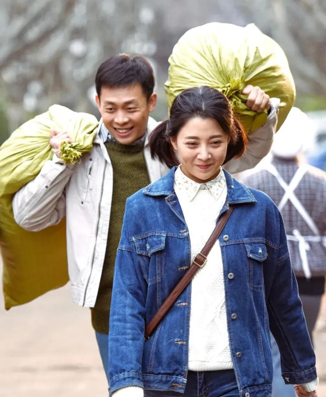 张泽和殷桃，两位演员，殷桃皮肤白皙透亮，浑身散发着迷人的气质，优雅得体，美丽动人