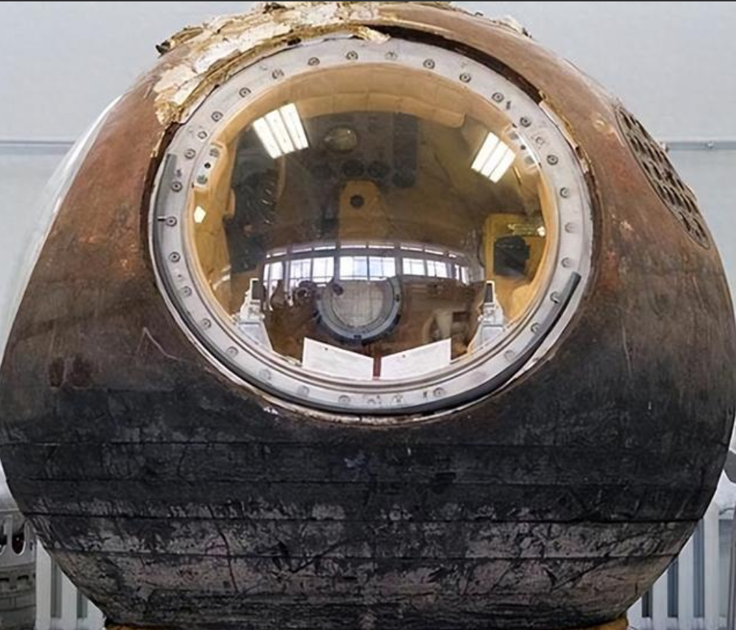 1971年，三名苏联宇航员在空间站工作23天后，成功返回地球。地面工作人员打开返