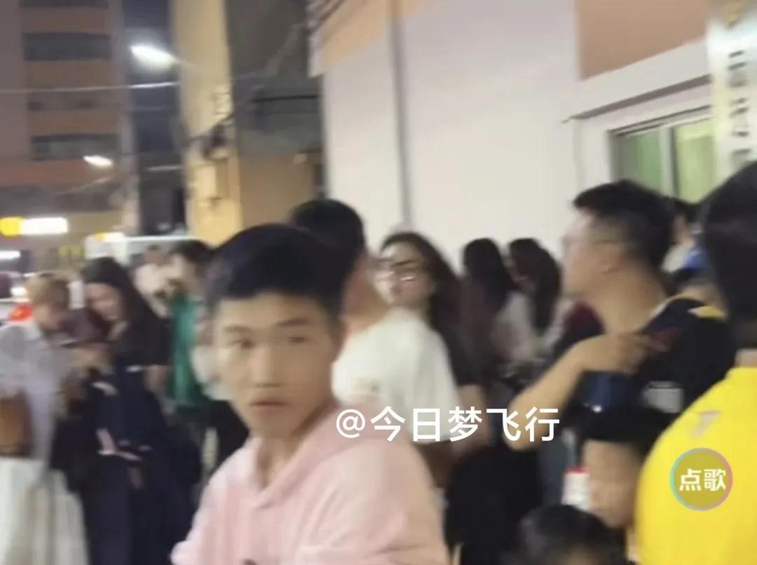 今晚广东队赛季结束，深夜仍有大批球迷迎接球队归来！
今晚广东队被山西队淘汰，无缘