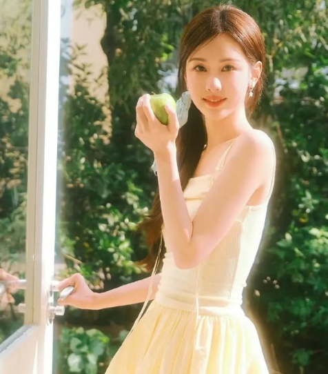 陈都灵夏日水果写真淡黄裙子美出新高度，有初恋女友的感觉！