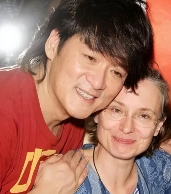 一天，一个女粉丝给周华健的妻子康粹兰打电话：“我很爱周华健，我们已经在一起了，你