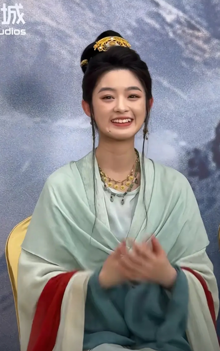 这姑娘一看就不像富N代啊
且不说她小时候照片（2010年左右），家里环境挺一般的