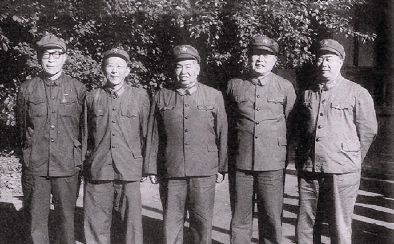 1973年，八大军区司令齐聚zhong nan hai，接受首长的接见。对调命令