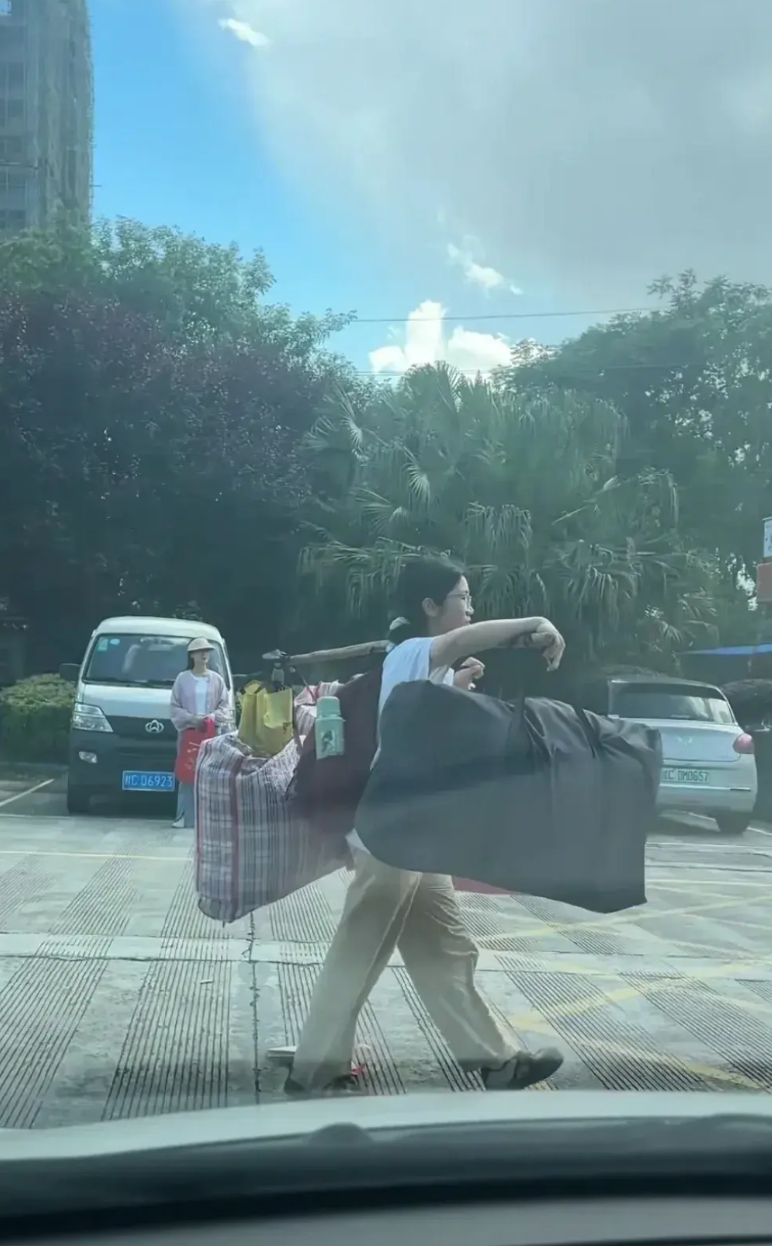 强烈推荐：这张被无数人点赞，转发的图片，应评为：2025年夏季高考的最佳图片。