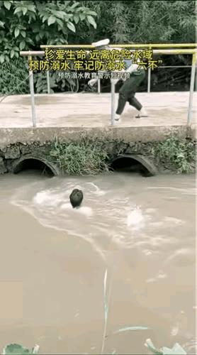 视频中，一位小伙子突然溺水，一名交警路过此地，听见有人求救，急忙赶过来营救。交警