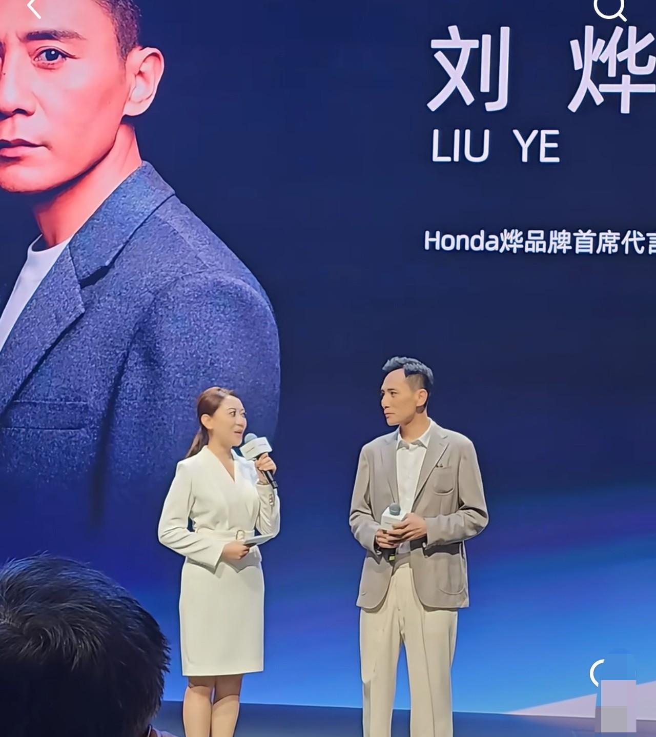 刘烨做梦也没想到啊，因为自己的暴瘦一举冲上热榜！
用刘烨自己的话来讲；气死我了，