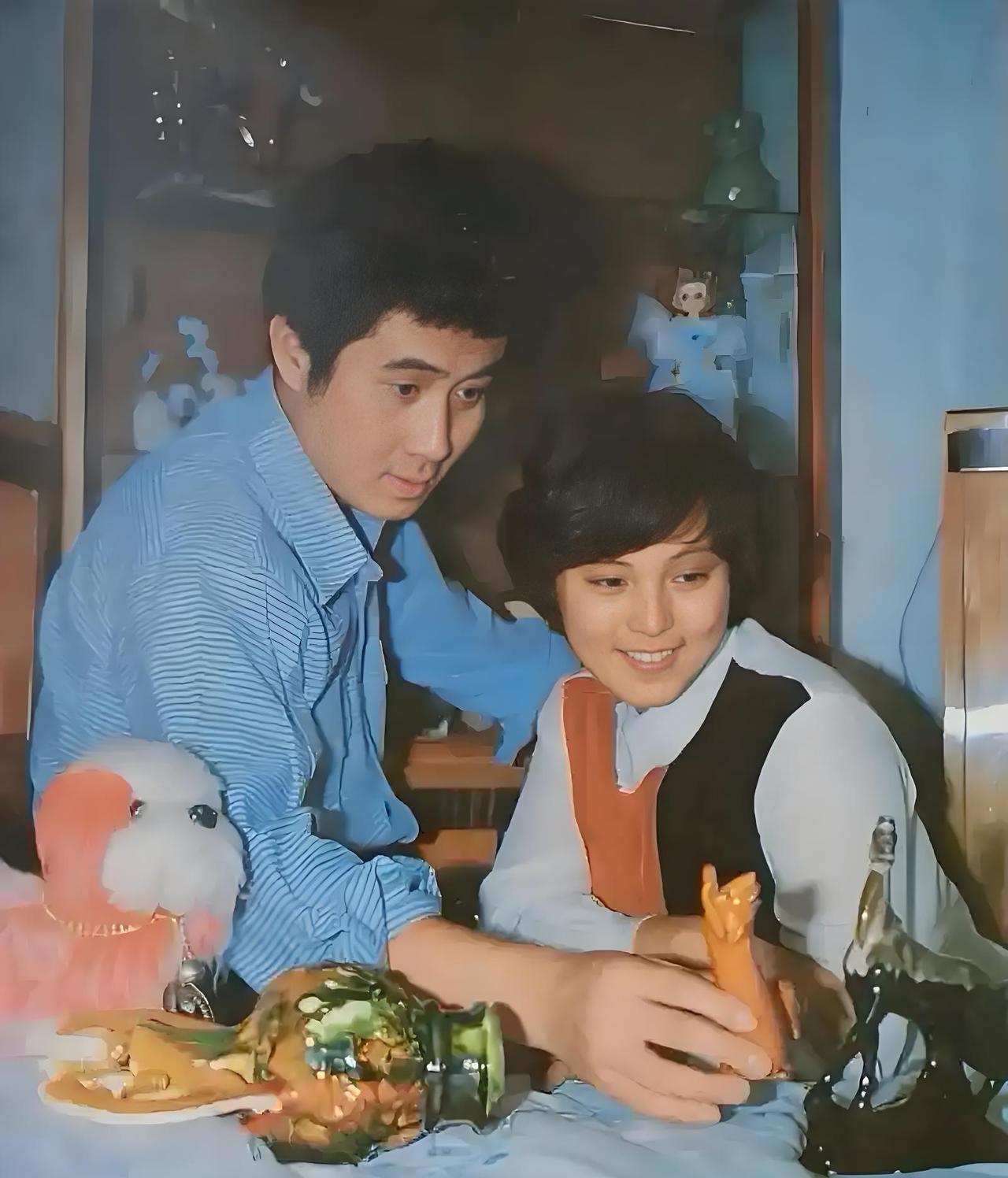 #老照片#
如今，还能认识这两位的，恐怕也是爷爷奶奶级的！