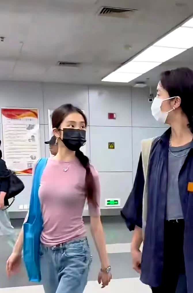 19岁黄多多回来了，她穿紧身衣秀身材，个子比妈妈矮不少……要说这姑娘的发展路线，