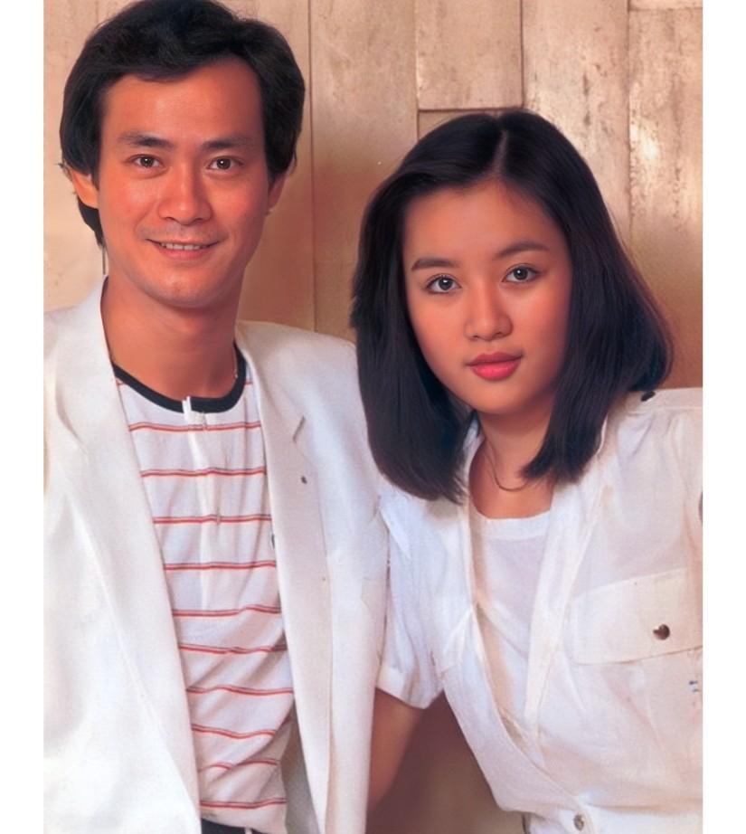 上世纪80年代初，年轻时的郑少秋与吕秀菱的合影旧照，那时的他气度不凡，英俊潇洒。