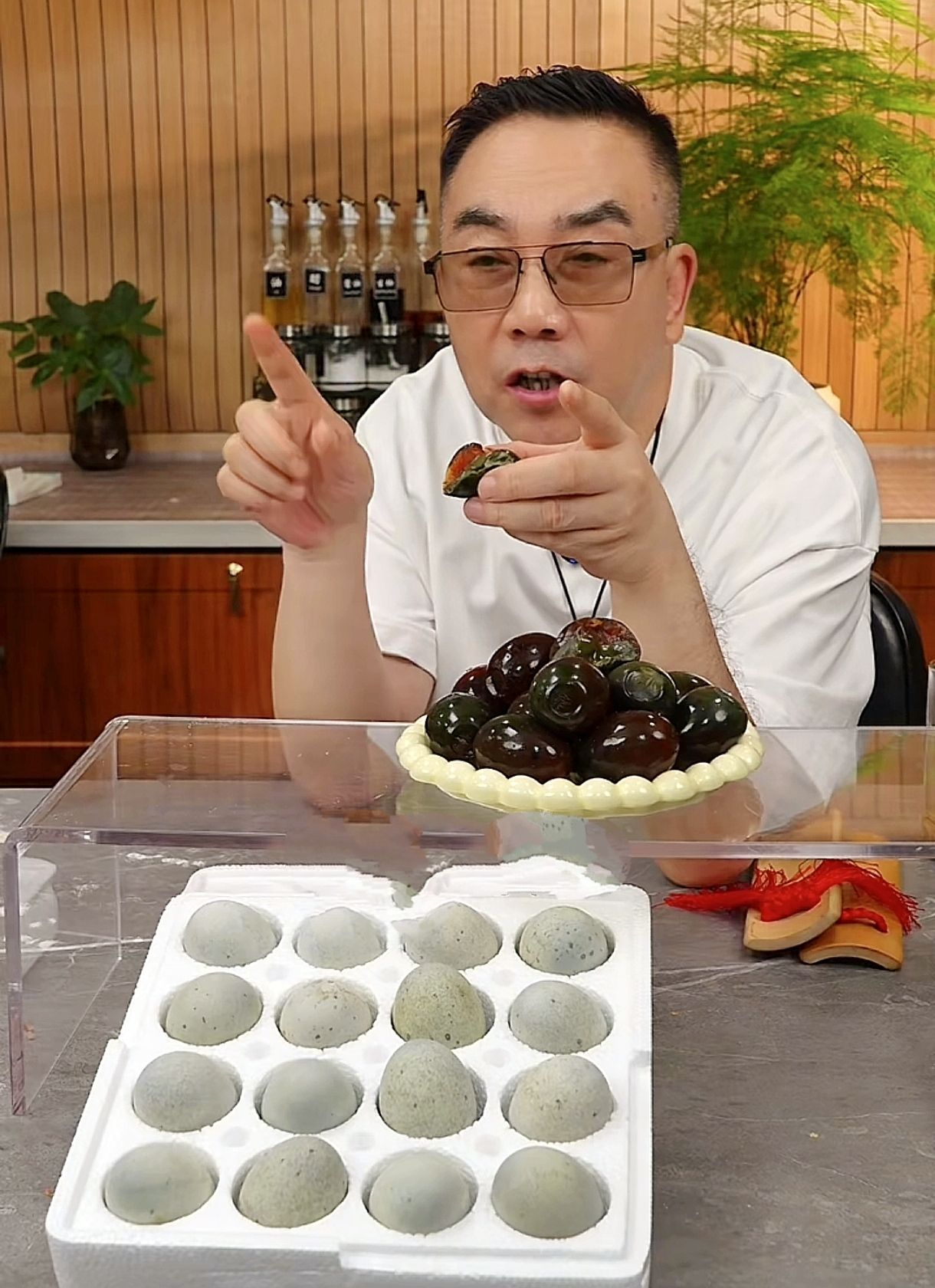 杨议杨老五很会用巧劲，在直播间里愉快的卖着松花蛋，一看近期的流量不行啊，二话不说