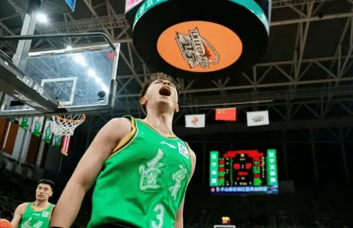 CBA常规赛，辽宁本钢队最终82：75击败新疆伊力特。
本场比赛是此前腿部拉伤的