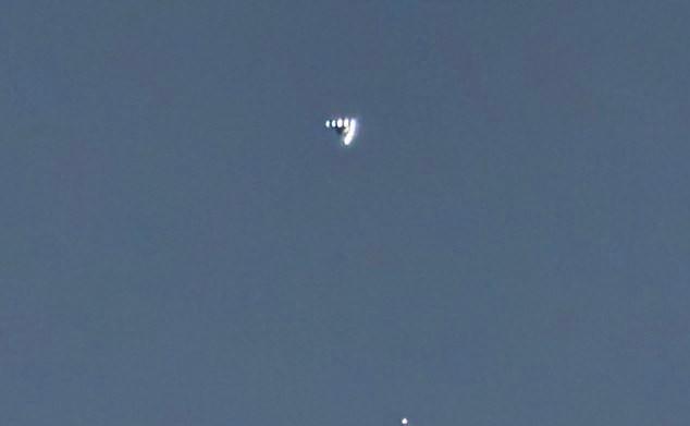 加州上空出现V型UFO，美专家：或是美军绝密无人机，领先公众认知40年！
据英国