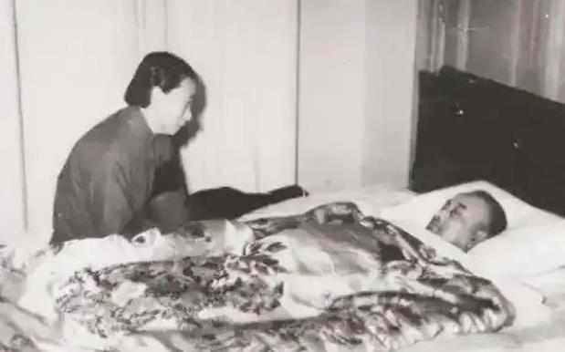 1961年，上海丁香花园的病房里，陈赓大将用尽最后一丝力气，尝了一口冒着热气的雪
