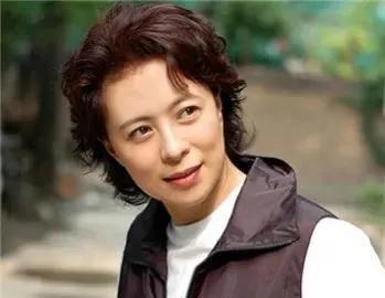为父息影10年，嫁富豪丈夫收获幸福，如今依旧很美。
