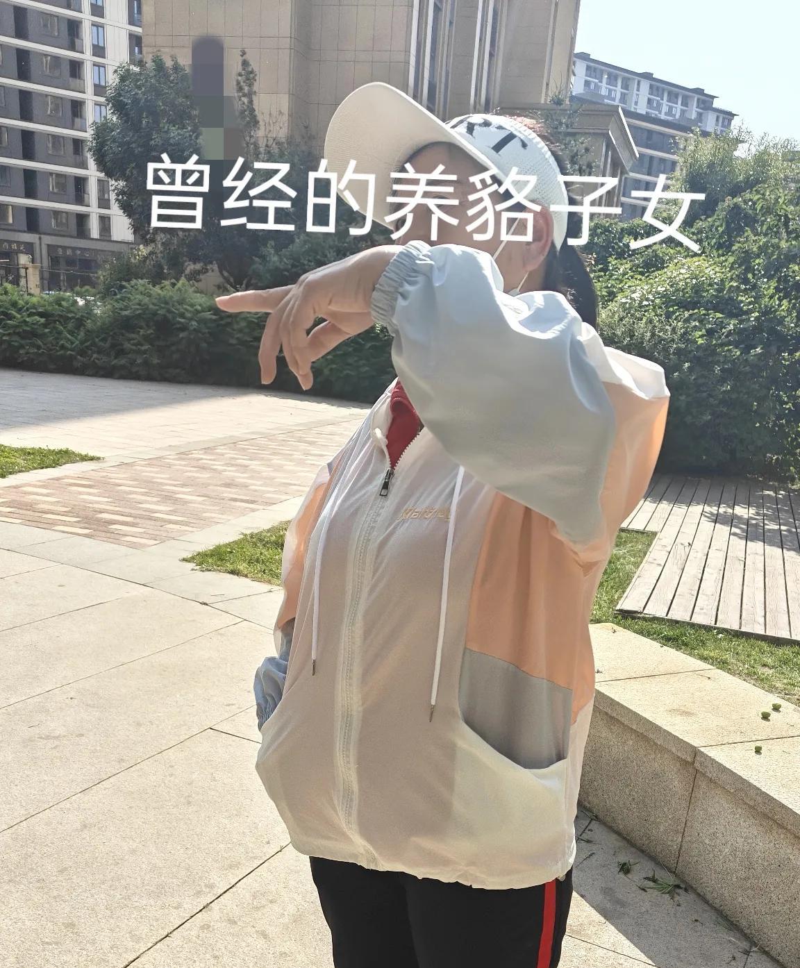 前天在小区散步，走到小广场遇到邻居老武老伴。老武小我四岁跟老伴都是黑龙江泰康县连